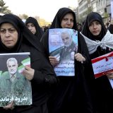 Masa ljudi u Teheranu odaje poštu ubijenom generalu Sulejmaniju 4