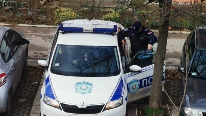 Krov nad glavom: Nakon neuspešnog iseljenja, policija čeka aktiviste da im napiše kazne 1