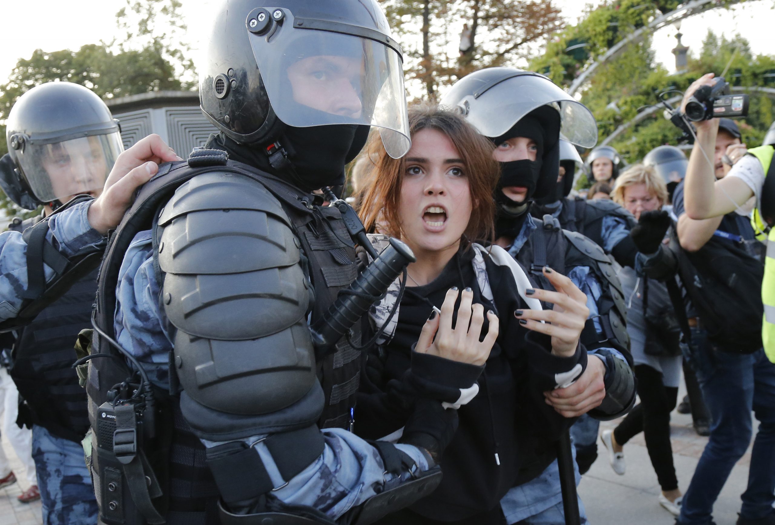 Osmoro uhapšenih u Moskvi na skupu u znak sećanja na ubijenog advokata i novinarku 1