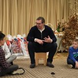 Vučić razgovarao sa decom koja su iz Hrvatske došla na proslavu Božića 11