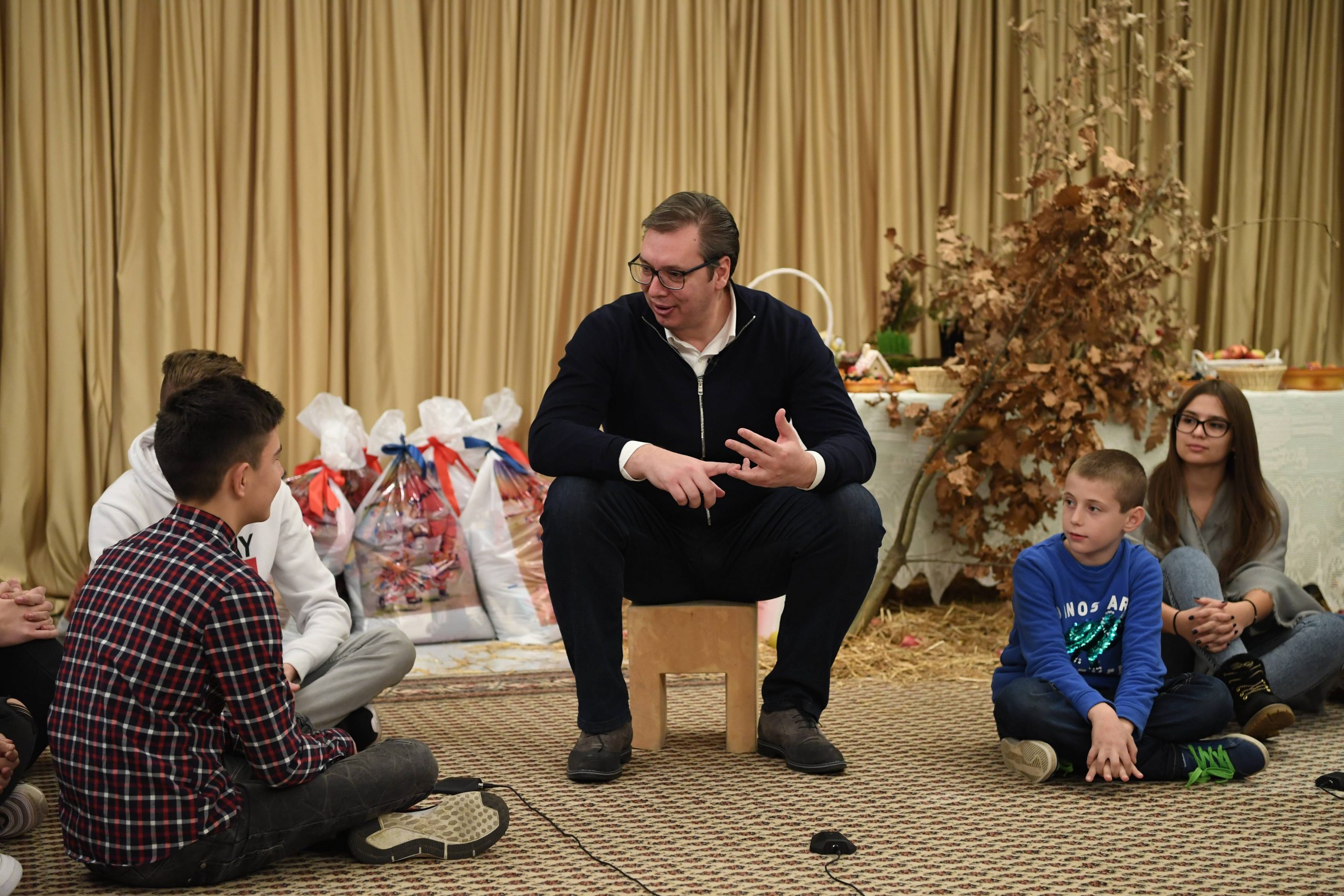 Vučić razgovarao sa decom koja su iz Hrvatske došla na proslavu Božića 1