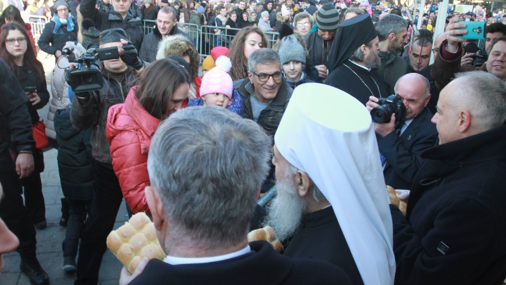 Na tradicionalnom lomljenju česnice ispred Hrama oko 2.500 ljudi (FOTO) 8 Na tradicionalnom lomljenju česnice ispred Hrama oko 2.500 ljudi (FOTO) 8