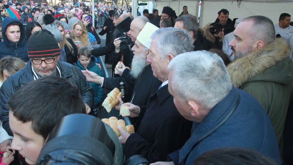 Na tradicionalnom lomljenju česnice ispred Hrama oko 2.500 ljudi (FOTO) 4 Na tradicionalnom lomljenju česnice ispred Hrama oko 2.500 ljudi (FOTO) 4