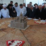 Na tradicionalnom lomljenju česnice ispred Hrama oko 2.500 ljudi (FOTO) 8