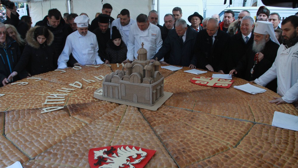 Na tradicionalnom lomljenju česnice ispred Hrama oko 2.500 ljudi (FOTO) 1