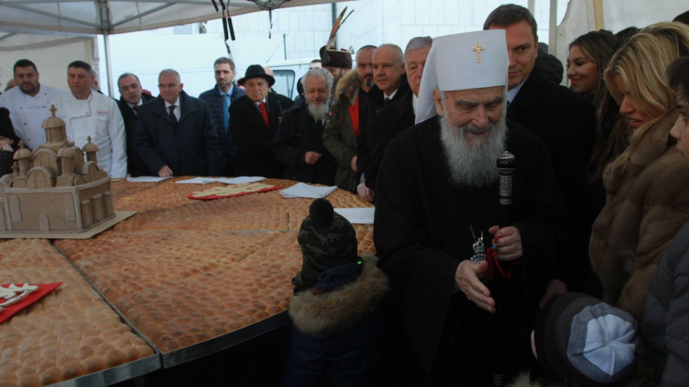 Na tradicionalnom lomljenju česnice ispred Hrama oko 2.500 ljudi (FOTO) 5 Na tradicionalnom lomljenju česnice ispred Hrama oko 2.500 ljudi (FOTO) 5