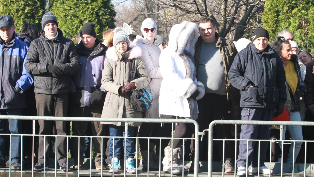 Na tradicionalnom lomljenju česnice ispred Hrama oko 2.500 ljudi (FOTO) 6 Na tradicionalnom lomljenju česnice ispred Hrama oko 2.500 ljudi (FOTO) 6