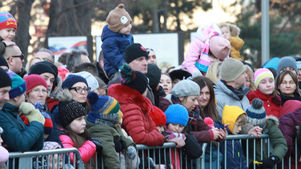 Na tradicionalnom lomljenju česnice ispred Hrama oko 2.500 ljudi (FOTO) 7 Na tradicionalnom lomljenju česnice ispred Hrama oko 2.500 ljudi (FOTO) 7