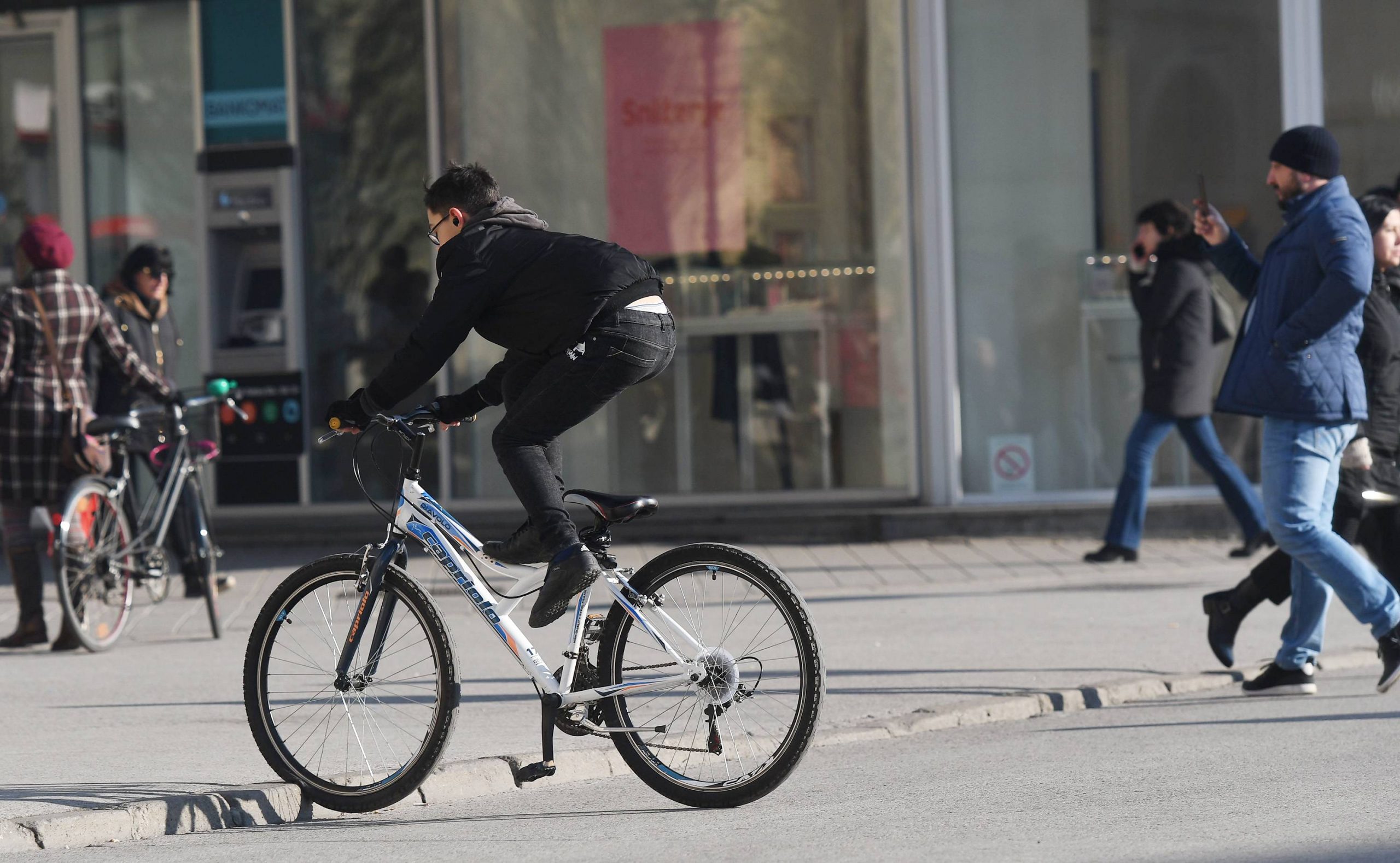 Više od polovine mladih je za “jakog vođu i lidera kojeg će narod slediti“ 1