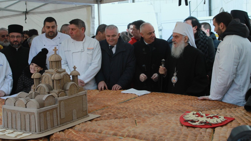 Na tradicionalnom lomljenju česnice ispred Hrama oko 2.500 ljudi (FOTO) 3 Na tradicionalnom lomljenju česnice ispred Hrama oko 2.500 ljudi (FOTO) 3