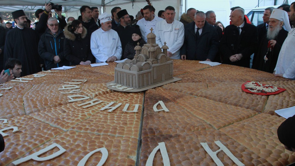 Na tradicionalnom lomljenju česnice ispred Hrama oko 2.500 ljudi (FOTO) 10 Na tradicionalnom lomljenju česnice ispred Hrama oko 2.500 ljudi (FOTO) 10