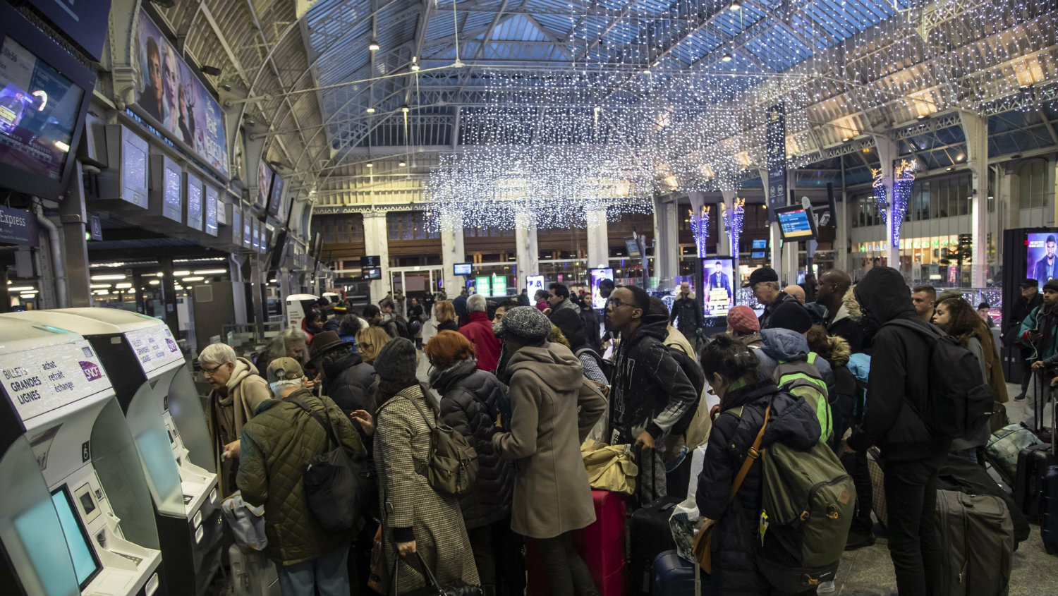 Više hiljada ljudi na demonstracijama u Parizu 1