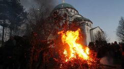 Patrijarh služio bdenje u kripti Hrama Svetog Save, ispred paljeni badnjaci 4