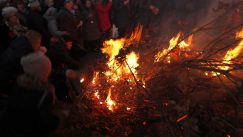 Patrijarh služio bdenje u kripti Hrama Svetog Save, ispred paljeni badnjaci 3