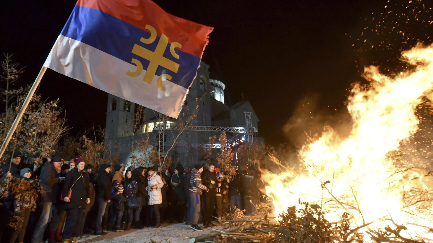U Crnoj Gori naloženi badnjaci, manji incident na Cetinju 1