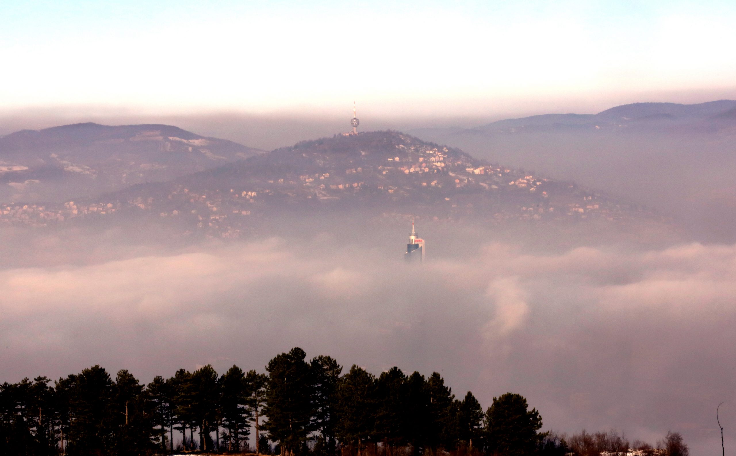 Ambasadori na sastanku sa premijerom kantona Sarajevo sa gas maskama 1