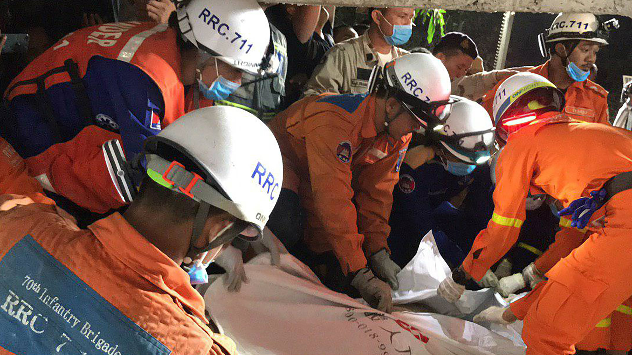 U Kambodži sedmoro poginulo kada se srušila zgrada, 18 radnika povređeno 1