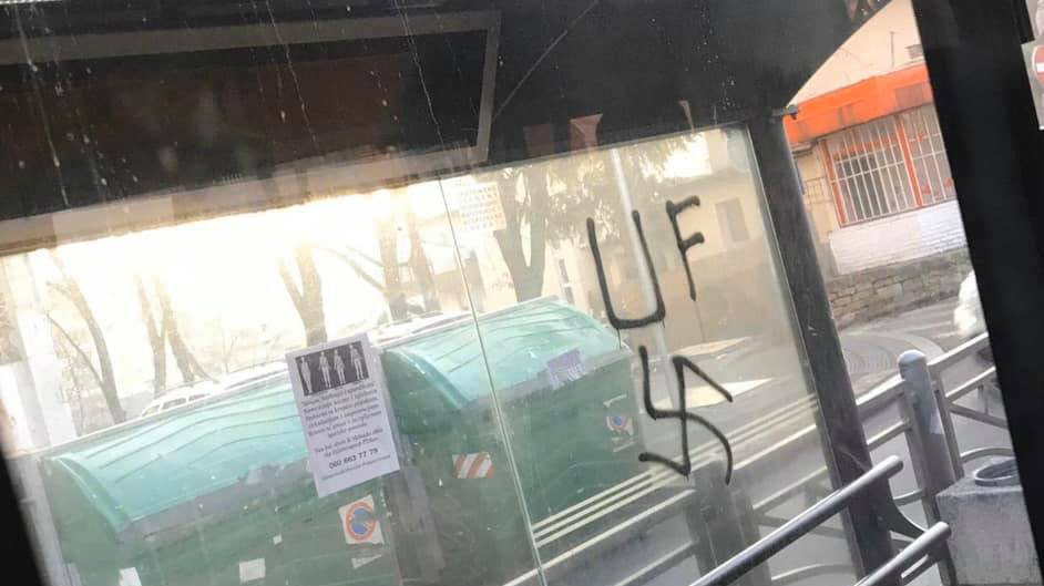 Na stajalištima i fasadama u Vojvode Stepe iscrtani nacistički simboli 1