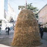 Stog sena na riječkom trgu 5