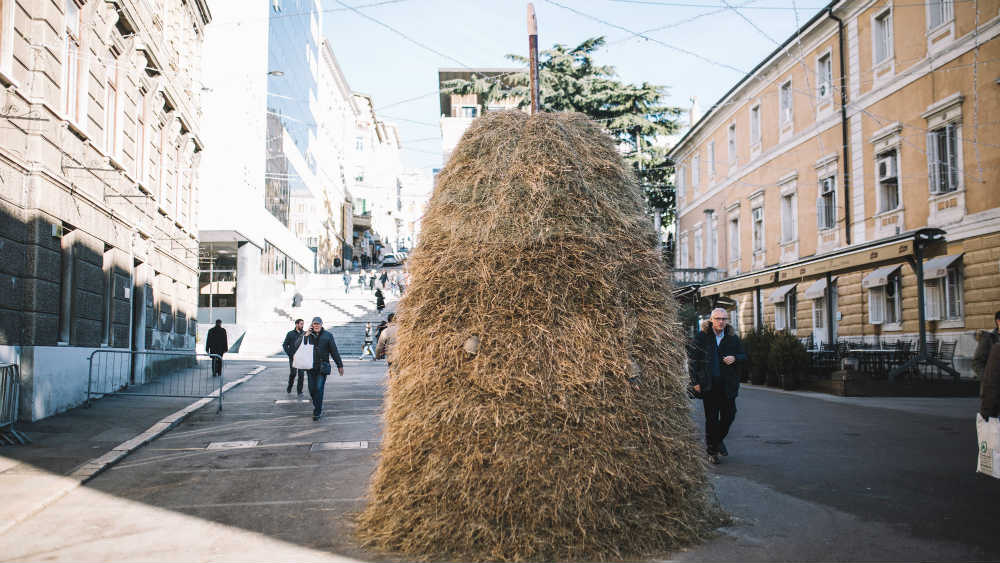 Stog sena na riječkom trgu 1