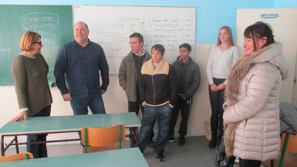 Učenici Mlekarske škole iz Pirota prikupljali pomoć za učenike iz Strelca 1