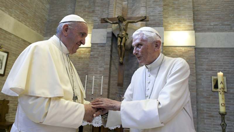 Penzionisani papa povlači svoj potpis iz sporne knjige o celibatu 1