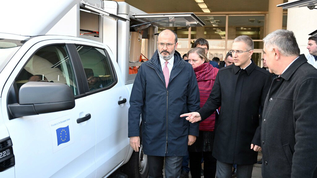 Evropska unija donirala MUP-u 18 vozila 1