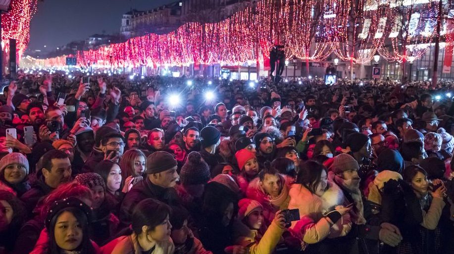 U Francuskoj jedna osoba stradala i 50 povređeno od petardi 1