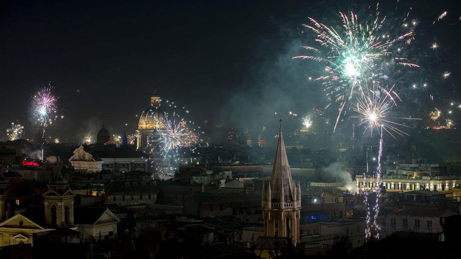 U Italiji jedna osoba stradala i 200 povređeno od petardi 1