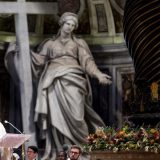Papa se izvinio što je izgubio strpljenje sa vernicom koja mu je zgrabila ruku 3