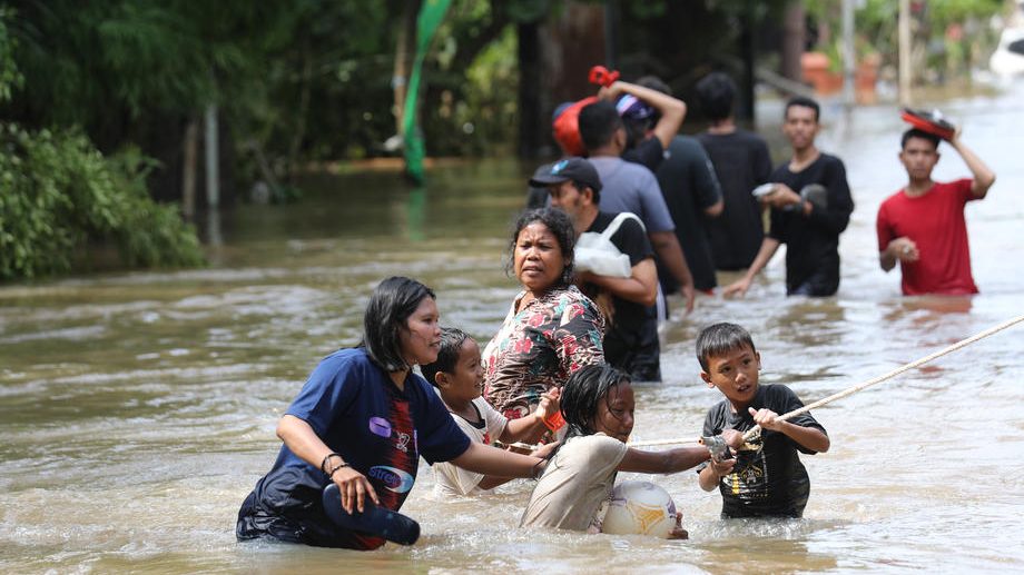 Najmanje 30 osoba poginulo u poplavama u Indoneziji 1