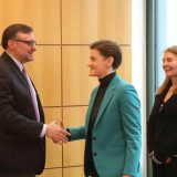 Tramp "očajnički" želi rešenje za Kosovo 6