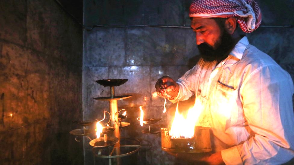 Nemoguć izbor: Majka prisiljena da odluči - beba čiji je otac borac Islamske države ili porodica 10 Iraqi Yazidis light candles and paraffin torches outside Lalish temple near Dohuk, Iraq, during a ceremony to celebrate the Yazidi New Year, 18 April 2017.