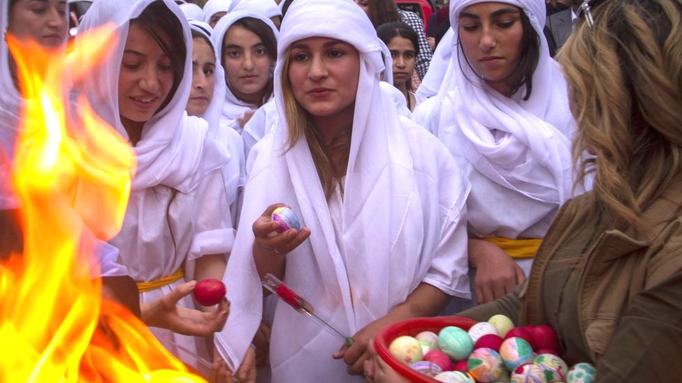 Nemoguć izbor: Majka prisiljena da odluči - beba čiji je otac borac Islamske države ili porodica 9 Iraqi Yazidis gather to celebrate Yazidi New Year in Dohuk, Iraq, 18 April 2017.