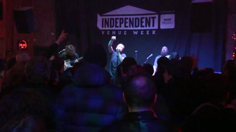 Idles nastupaju u Studiju 2 u Liverpulu na Nedelji nezavisnih klubova 2019. godine