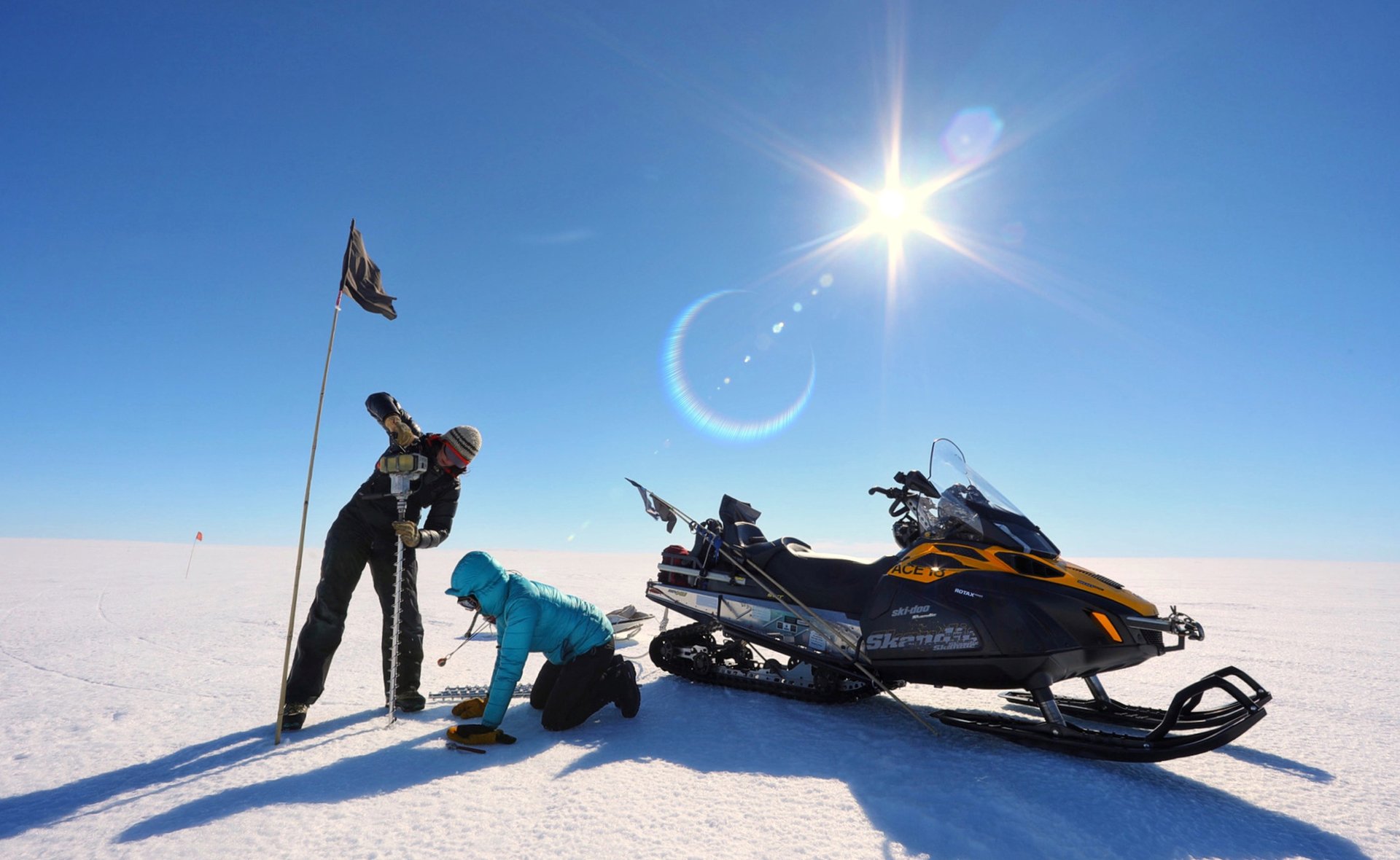 Kija Rivermen i Lizi Klajn buše led