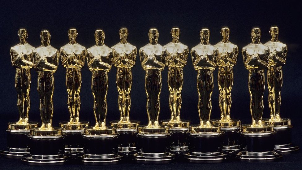 Oskar 2020: „La la lend“, „Ratovi zvezda“ i osam drugih iznenađenja na dodeli nagrade Akademije koje niko nije mogao da predvidi 1 A view of 11 Oscars statues lined up next to each other in 1990 in Los Angeles, California.