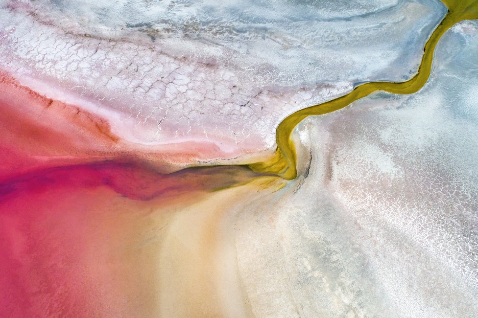 slika iz vazduha jezero i obala