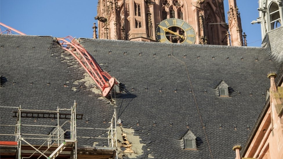 Oluja Kira usmrtila najmanje sedam osoba u Evropi 3 Kran se srušio na krov katedrale u Frankfurtu