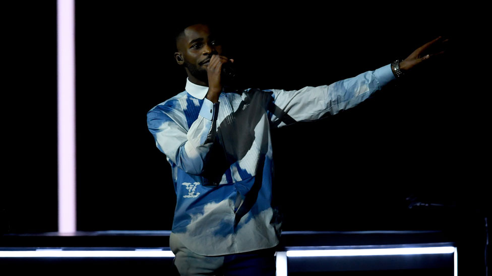 Muzika i Brit nagrade: Reper Dejv dobio priznanje, a premijera nazvao rasistom 1 Dejv je dobio nagradu za album Psihodrama