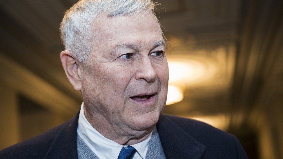 Džulijan Asanž: Rohrabaher tvrdi da Tramp nije nudio Asanžu pomilovanje ukoliko porekne umešanost Rusije u američke izbore 2016. godine 2 Dana Rohrabacher leaves the House Republican leadership election in Longworth Building on 14 November 2018.