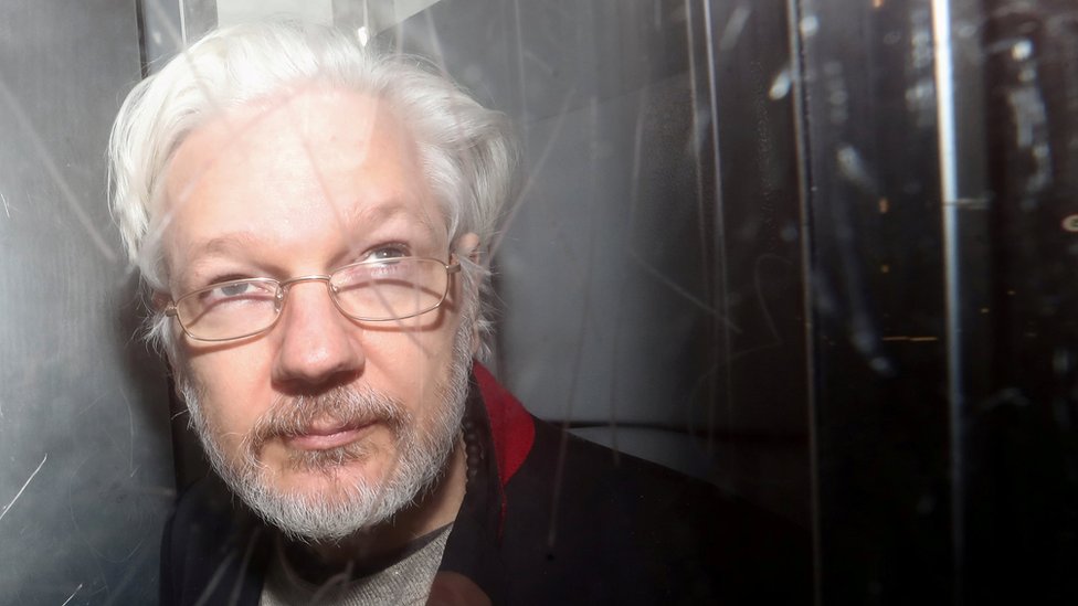 Džulijan Asanž: Rohrabaher tvrdi da Tramp nije nudio Asanžu pomilovanje ukoliko porekne umešanost Rusije u američke izbore 2016. godine 1 Julian Assange leaving Westminster Magistrates' Court