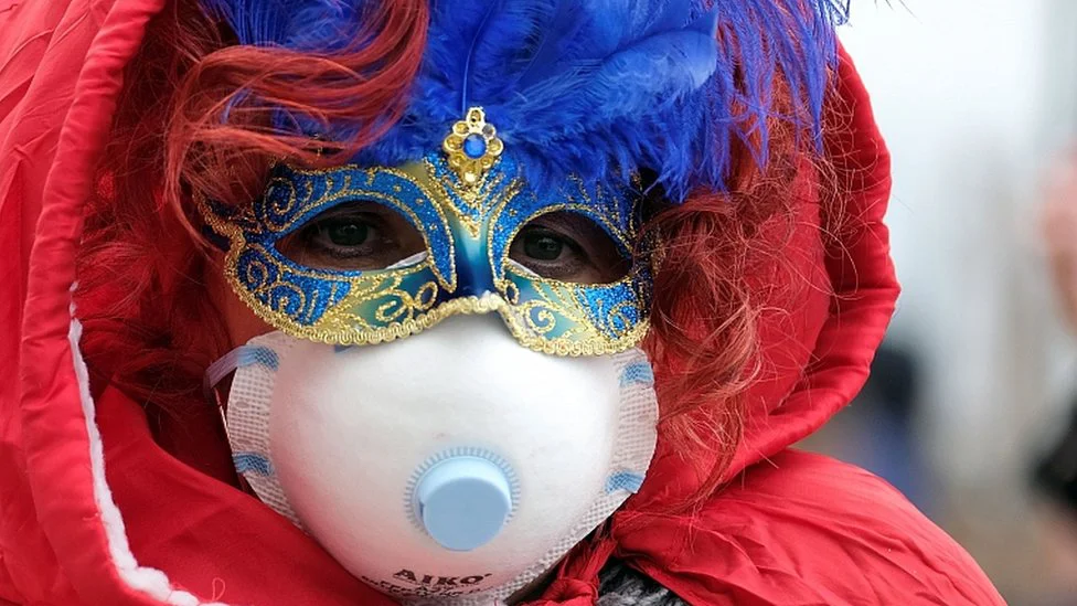 Korona virus i Italija: Zatvoren karneval u Veneciji, gradovi u karantinu 1 Masked carnival reveller wears protective face mask at Venice Carnival, 23 Feb 2020