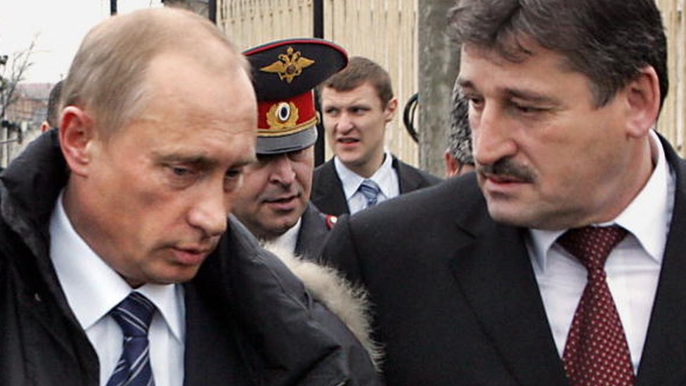 Putin na slici sa čečenskim predsednikom Aluom Alhanovim 2005. godine