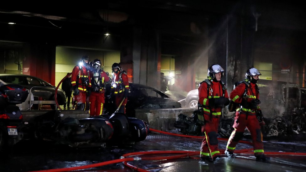 Požar u Parizu: Vatra buknula uoči koncerta zvezde iz Konga 3 Vatrogasci u akciji