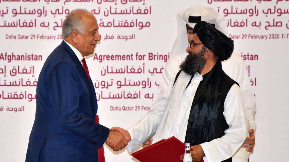 Rat u Avganistanu: Sporazum Amerike i Talibana za okončanje 18 godina sukoba 1 US Special Representative for Afghanistan Reconciliation Zalmay Khalilzad and Taliban co-founder Mullah Abdul Ghani Baradar shake hands after signing a peace agreement