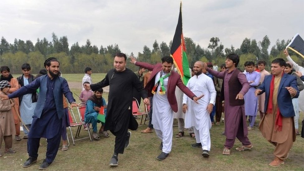 Rat u Avganistanu: Sporazum Amerike i Talibana za okončanje 18 godina sukoba 2 afghans celebrate ahead of agreement