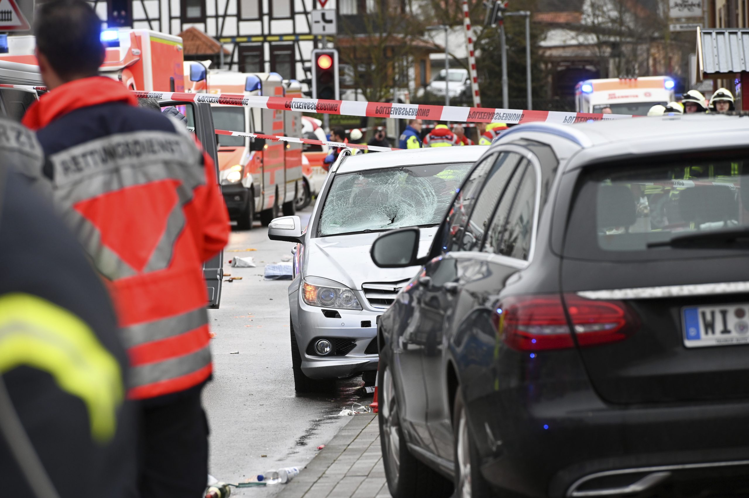 Automobil uleteo među učesnike karnevala u Nemačkoj, povređeno 30 ljudi 1