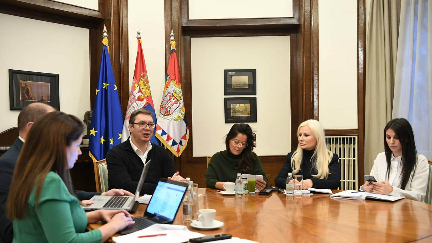 Vučić odgovarao na Fejsbuku o medijima, zagađenju, EU i platama (VIDEO) 1