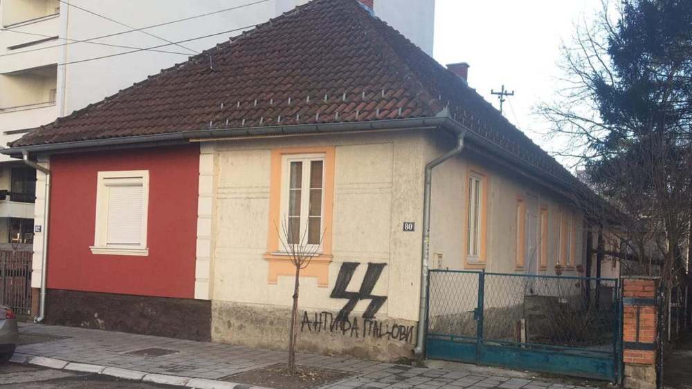 Nacistički simboli na zgradi „Pozitivne omladine“ 1